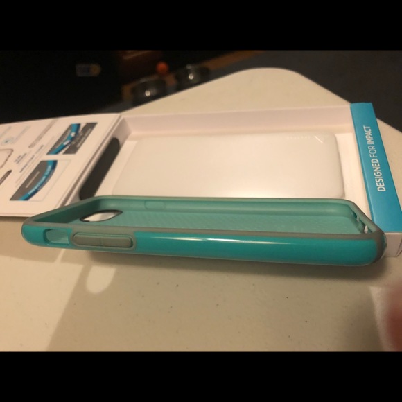 Speck case for iPhone 8 - Picture 4 of 7